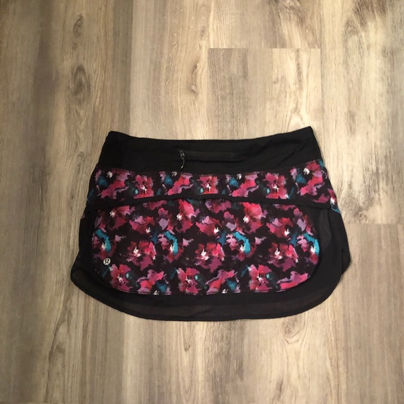 Size 8 Lululemon Floral Hotty Hot skirt - Picture 3 of 5